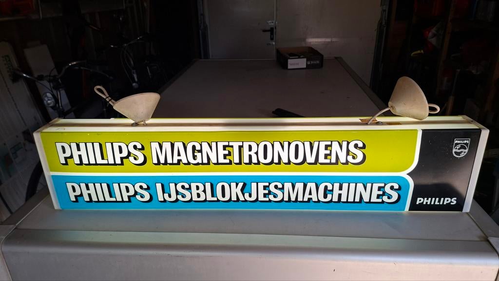 Oude reclame lichtbak Philips, Ophalen, Gebruikt