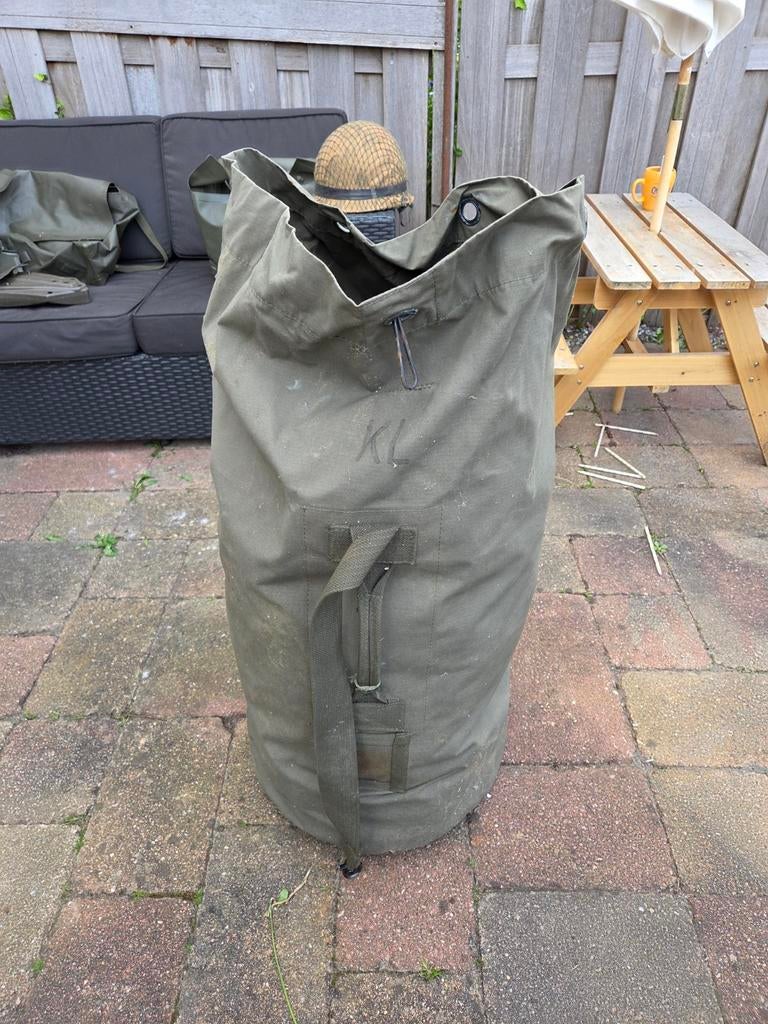 Grote zak met legerspullen: hoed, tassen en meer, Verzamelen, Militaria | Algemeen, Ophalen, Onbekend, Kleding of Schoenen, Onbekend