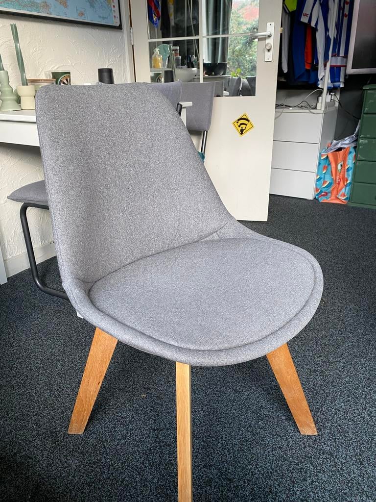Nette grijze stoel met houten poten, Ophalen, Gebruikt, Hout, Eén
