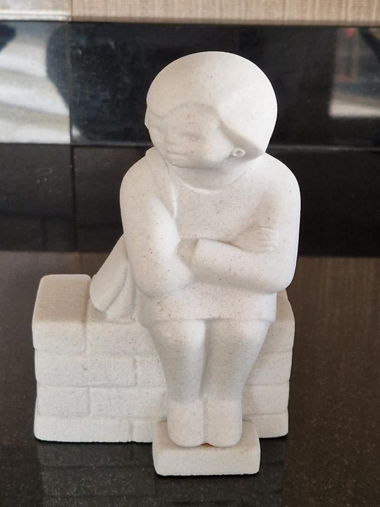 Vintage Beeldje Meisje rustend op muurtje Marbell Stone Art, Ophalen of Verzenden, Zo goed als nieuw, Mens