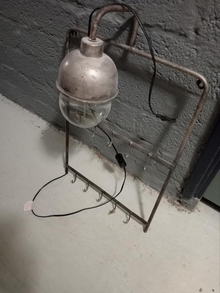 Wandrek met haken en lamp, Ophalen