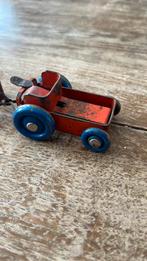 Metaal trekkertje met aanhanger met houten wieltjes, Antiek en Kunst, Antiek | Speelgoed, Ophalen of Verzenden