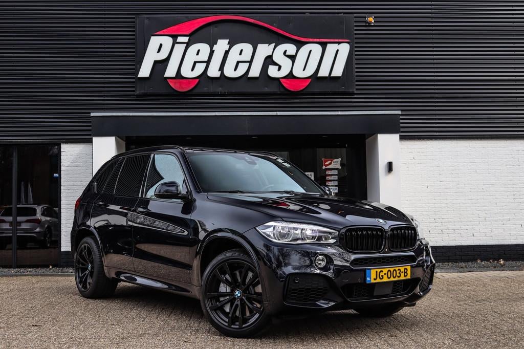 BMW X5 XDrive50i 7p M-Pakket PANO MEMORY ACC H&K LEDER XENON, Gebruikt, 7 stoelen, Zwart, Bedrijf