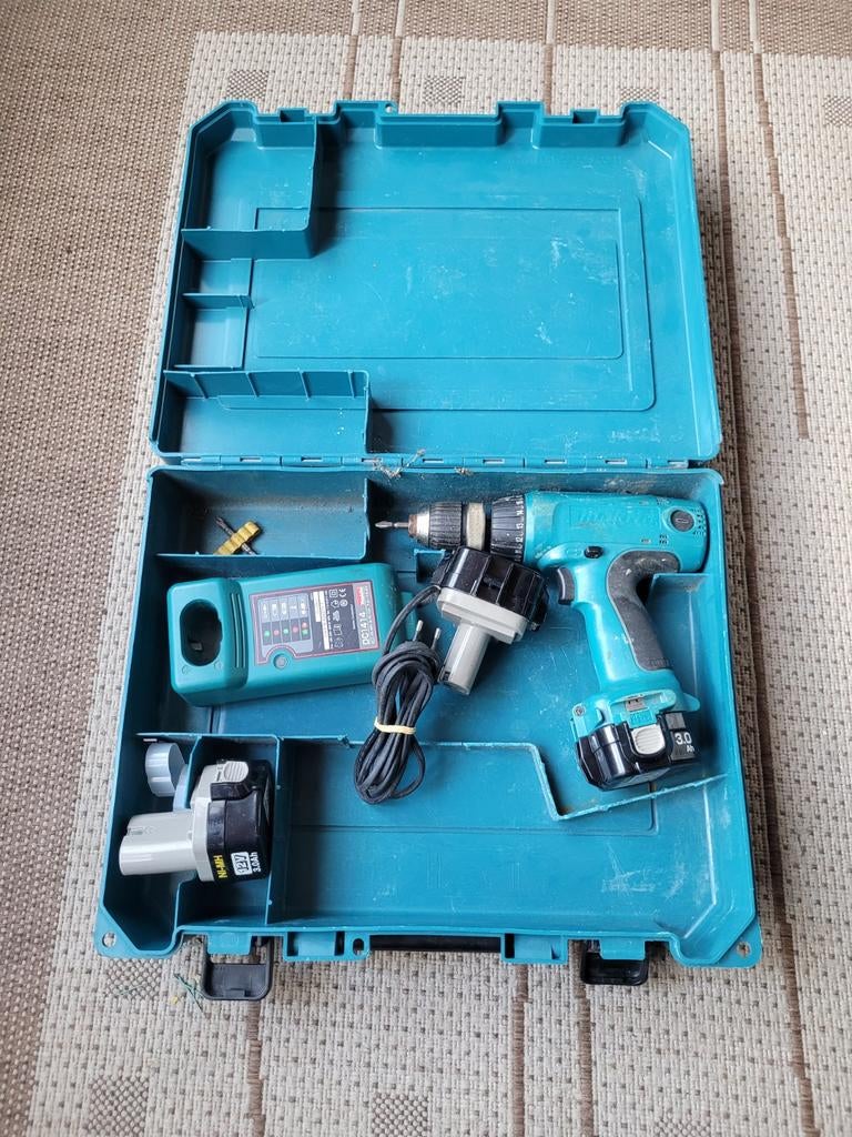 Makita boormachine met lader. 12 volt., Ophalen of Verzenden, Gebruikt, Boormachine