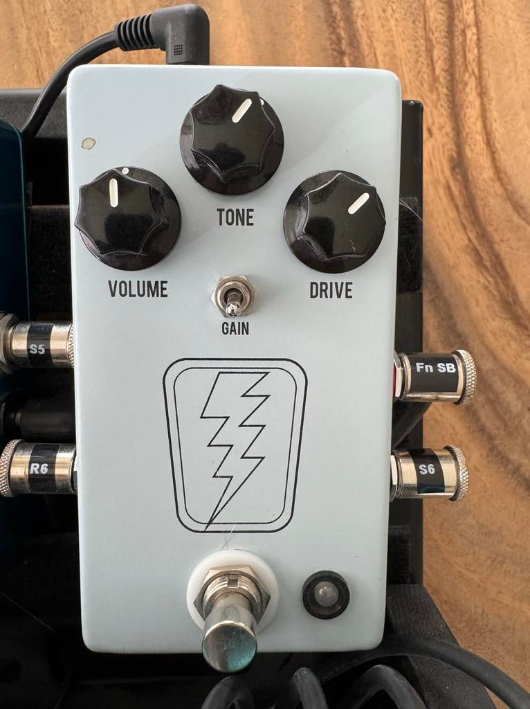 JHS Superbolt V2 Overdrive/Fuzz Pedaal - Zo goed als nieuw, Ophalen of Verzenden, Zo goed als nieuw, Distortion, Overdrive of Fuzz