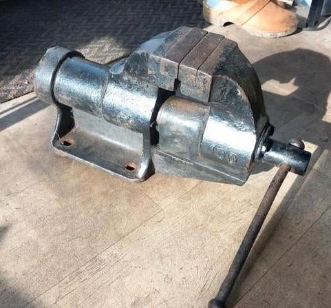 Zware gesmede bankschroef, Doe-het-zelf en Verbouw, Gereedschap | Handgereedschap, Gebruikt, Ophalen