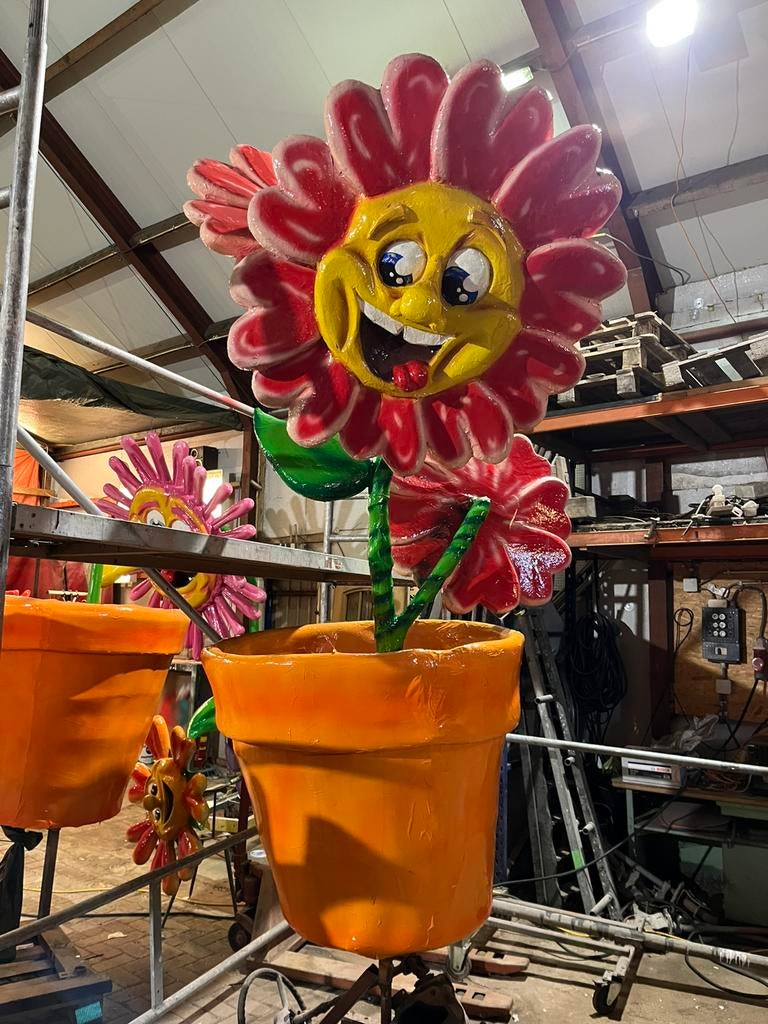 Carnavalswagen pop bloemen, Hobby en Vrije tijd, Feestartikelen, Zo goed als nieuw, Versiering, Carnaval, Ophalen