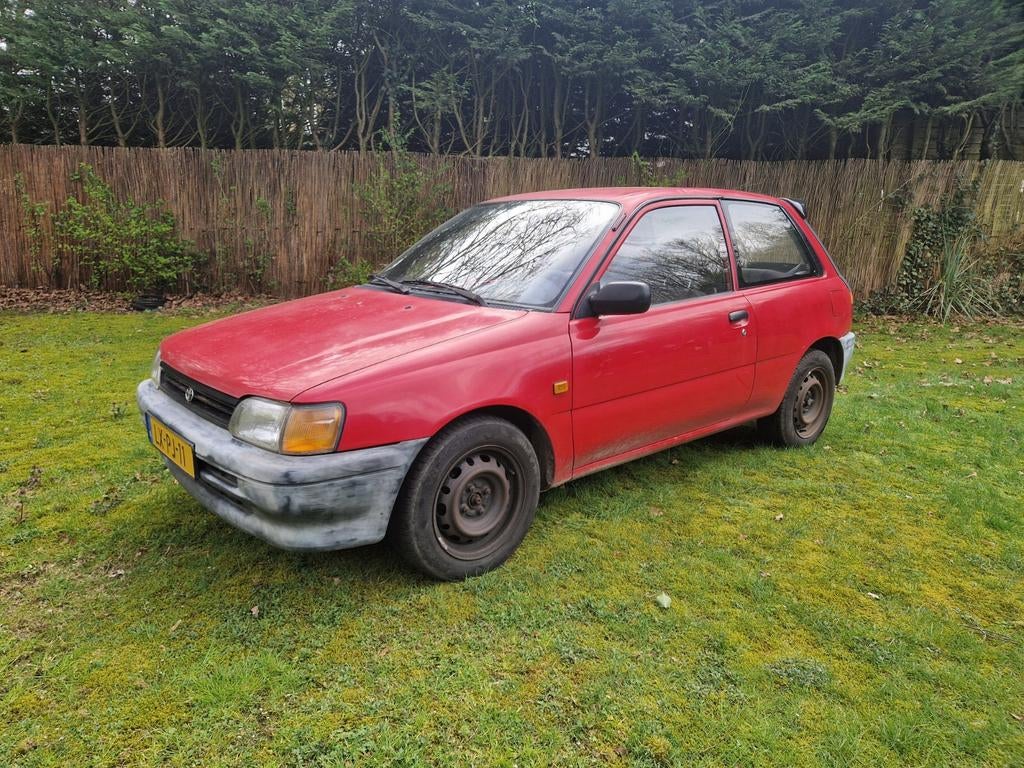 Toyota Starlet 1.3 XLI AUT E2 1995 Rood, Auto's, Toyota, Stof, 74 pk, 4 cilinders, Starlet