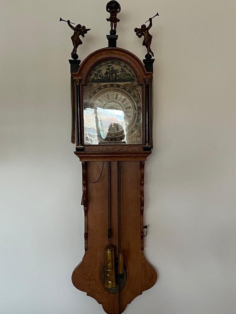 Antieke wandklok met figuren, Ophalen