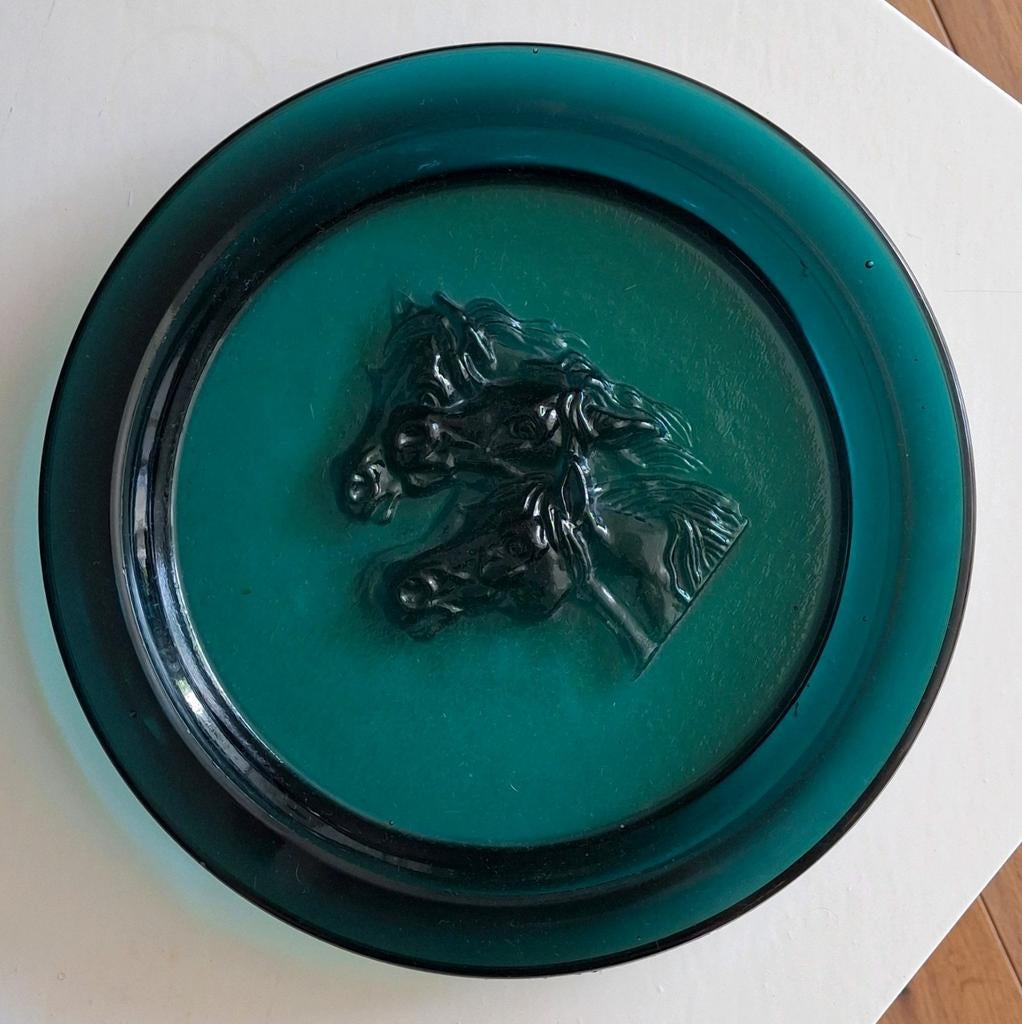 Holmegaard Holmegard groen glas bord met paarden reliëf, Antiek en Kunst, Antiek | Glas en Kristal, Ophalen of Verzenden
