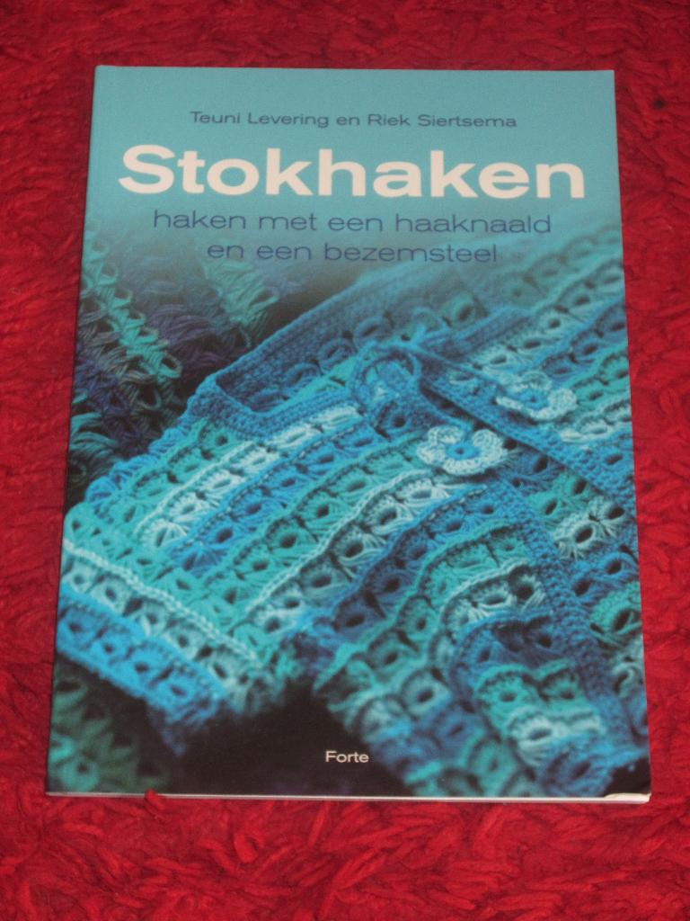 Haken - Stokhaken - haken met een haaknaald en bezemsteel., Ophalen of Verzenden, Zo goed als nieuw, Haken, Patroon of Boek
