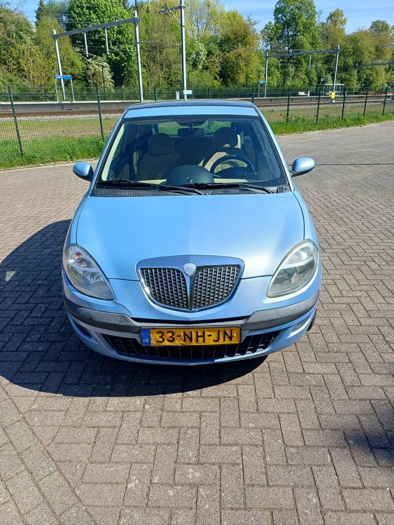 Lancia ypsilon 1.4 kopen of ruilen voor een zip 4takt of fox, Auto's, Lancia, Voorwielaandrijving, 15 km/l, 40 €/maand, Origineel Nederlands