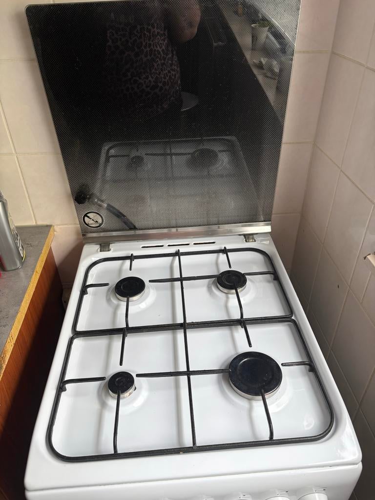 Indesit gasfornuis met oven, Witgoed en Apparatuur, Fornuizen, Gebruikt, Gas, 4 kookzones, Ophalen of Verzenden