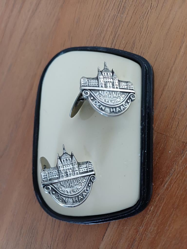 2 Manchetknopen Den Haag, Kurhaus Scheveningen., Ophalen of Verzenden, Zo goed als nieuw, Overige materialen