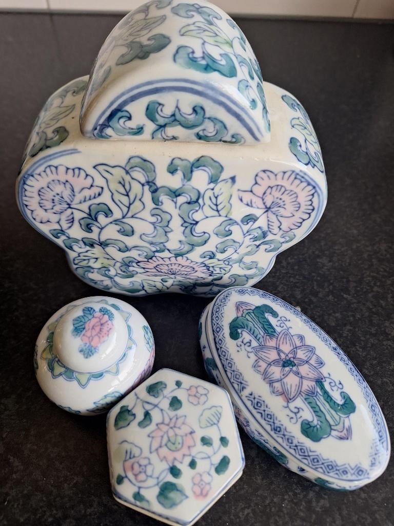 Chinees porselein lot 1 theebus + 3 doosjes, Antiek en Kunst, Curiosa en Brocante, Ophalen of Verzenden