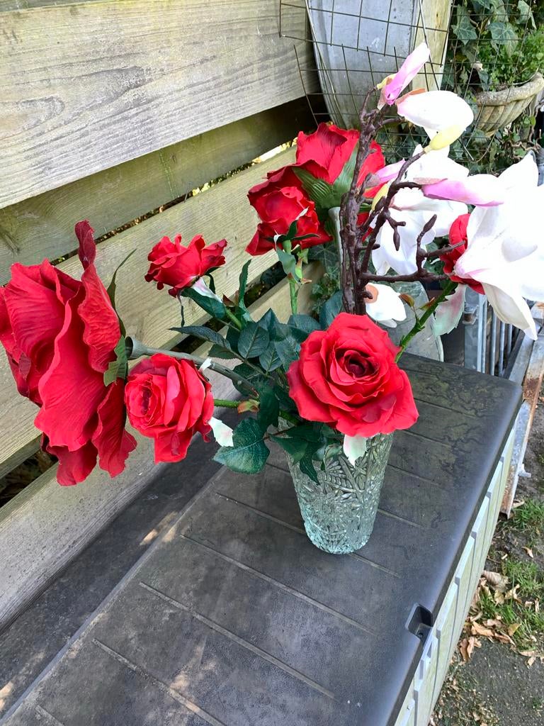 Glazen vaas met kunstbloemen (rozen en magnolia's), Binnen, Gebruikt, Ophalen of Verzenden, Glas