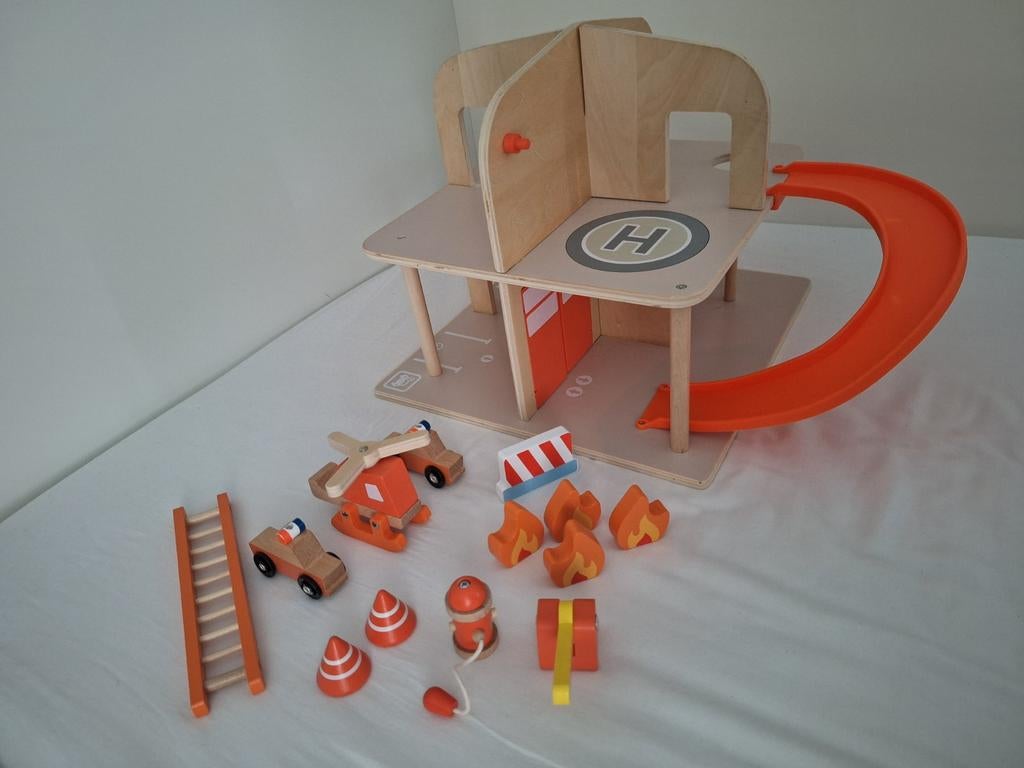 Houten brandweerkazerne met accessoires, Kinderen en Baby's, Speelgoed | Overig, Zo goed als nieuw, Jongen of Meisje, Ophalen