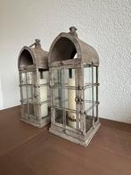 TWEE DECORATIEVE WINDLICHTEN, INCLUSIEF BOLSIUS KAARSEN, Ophalen, Overige materialen, 25 tot 50 cm, Zo goed als nieuw