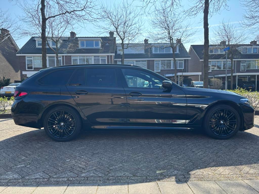 BMW 5-serie Touring 530e xDrive Business Edition Plus, Auto's, 1998 cc, 1935 kg, Zwart, 4 cilinders