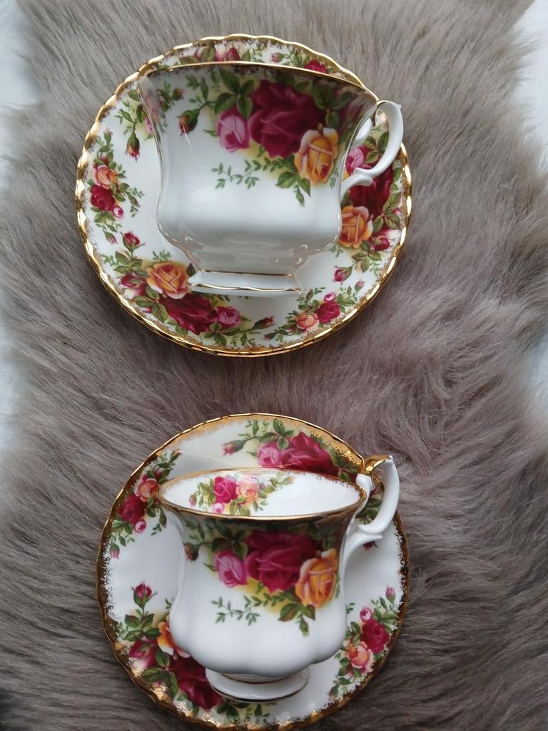 Twee nieuwe kop en schotels van Royal Albert Old Country Ros, Ophalen of Verzenden, Nieuw, Porselein, Kop en/of schotel