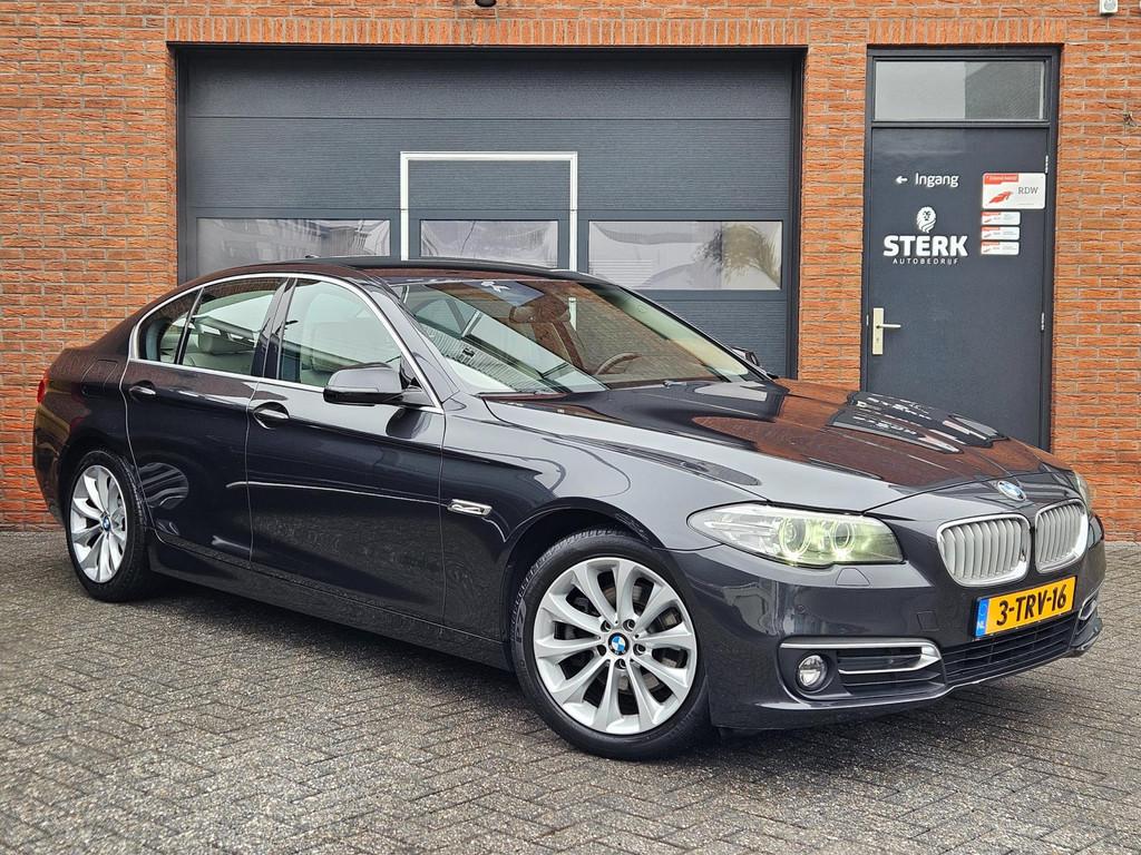 BMW 5-serie 520i Luxury Edition Comfortstoelen Trekhaak Leer, Auto's, BMW, Automaat, Achterwielaandrijving, Gebruikt, 4 cilinders