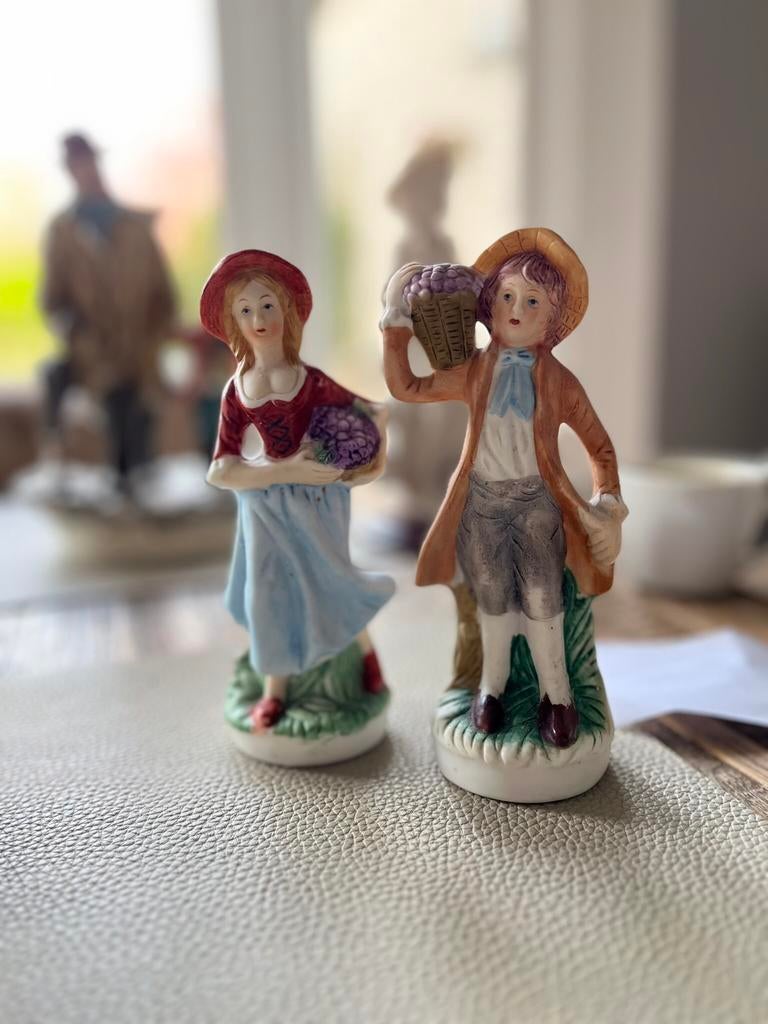 2 werekende mensen uitgebeeld in deze hummeltjes, Ophalen, Zo goed als nieuw