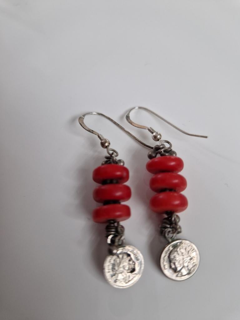 Bloedkoralen oorbellen met muntjes, Sieraden, Tassen en Uiterlijk, Oorbellen, Ophalen of Verzenden