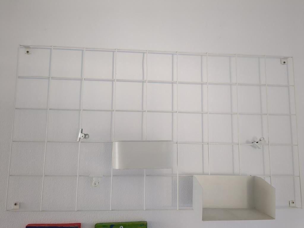 Metalen wandrek wit met klemmen en bakje plankje, Ophalen, Zo goed als nieuw, Overige typen