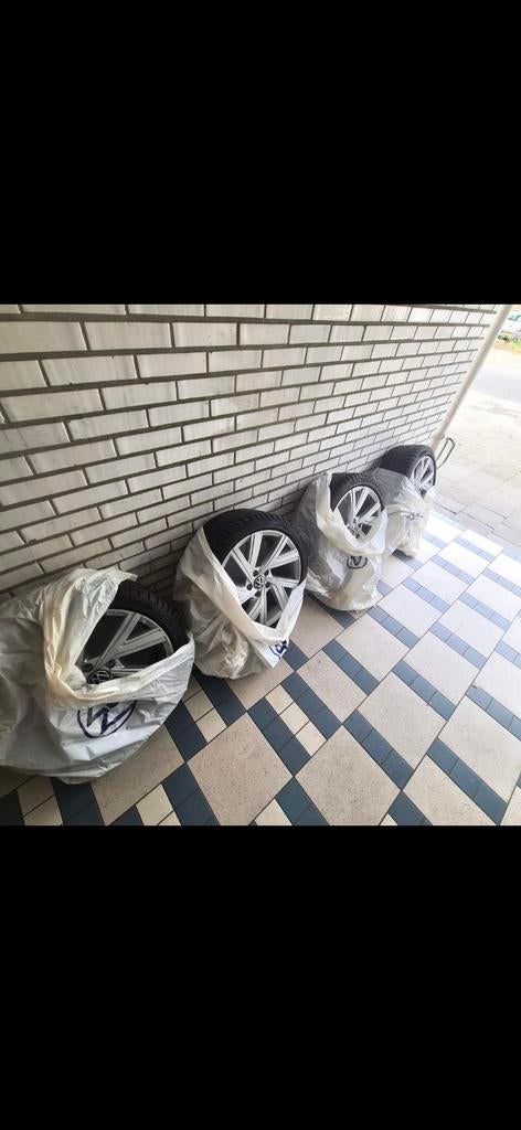 R-LINE WINTERSET 18 INCH, Ophalen of Verzenden, Nieuw, Volkswagen