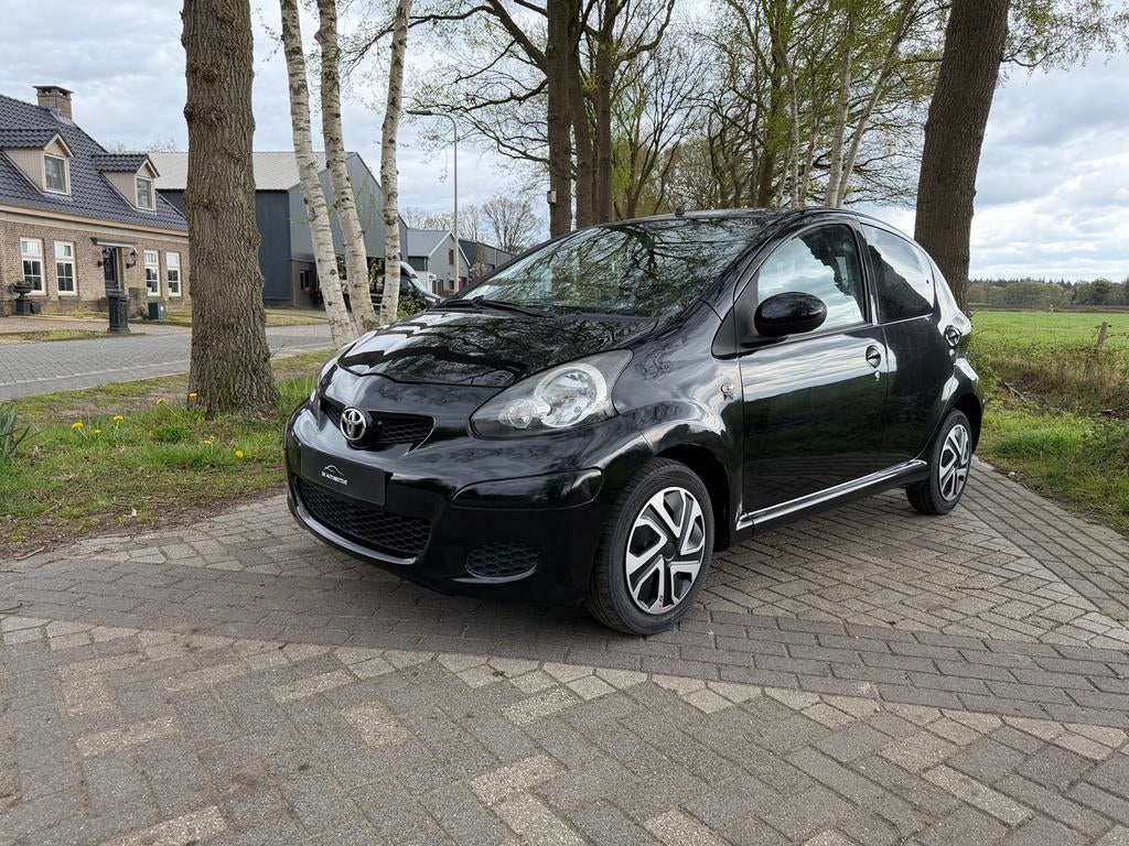Toyota Aygo 1.0 5drs Zwart Airco/nieuwe APK/Elektrische rame, Auto's, Toyota, Zwart, Bluetooth, Bedrijf, Handgeschakeld