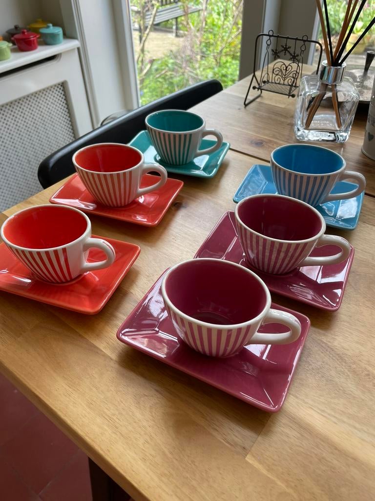 Vintage Yves Rocher espresso kop en schotel set, Huis en Inrichting, Keuken | Servies, Gebruikt, Kop(pen) en/of Schotel(s), Overige stijlen