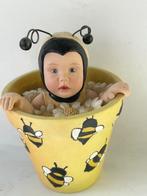 Stenen beeldje bloempot baby Anne Geddes. Bijtje / Bij., Ophalen, Zo goed als nieuw