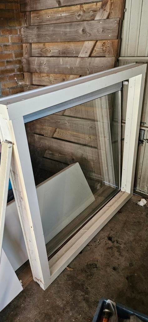 Kozijn met HR++ glas en rooster 120x120 cm, Ophalen, Gevelraam of Ruit