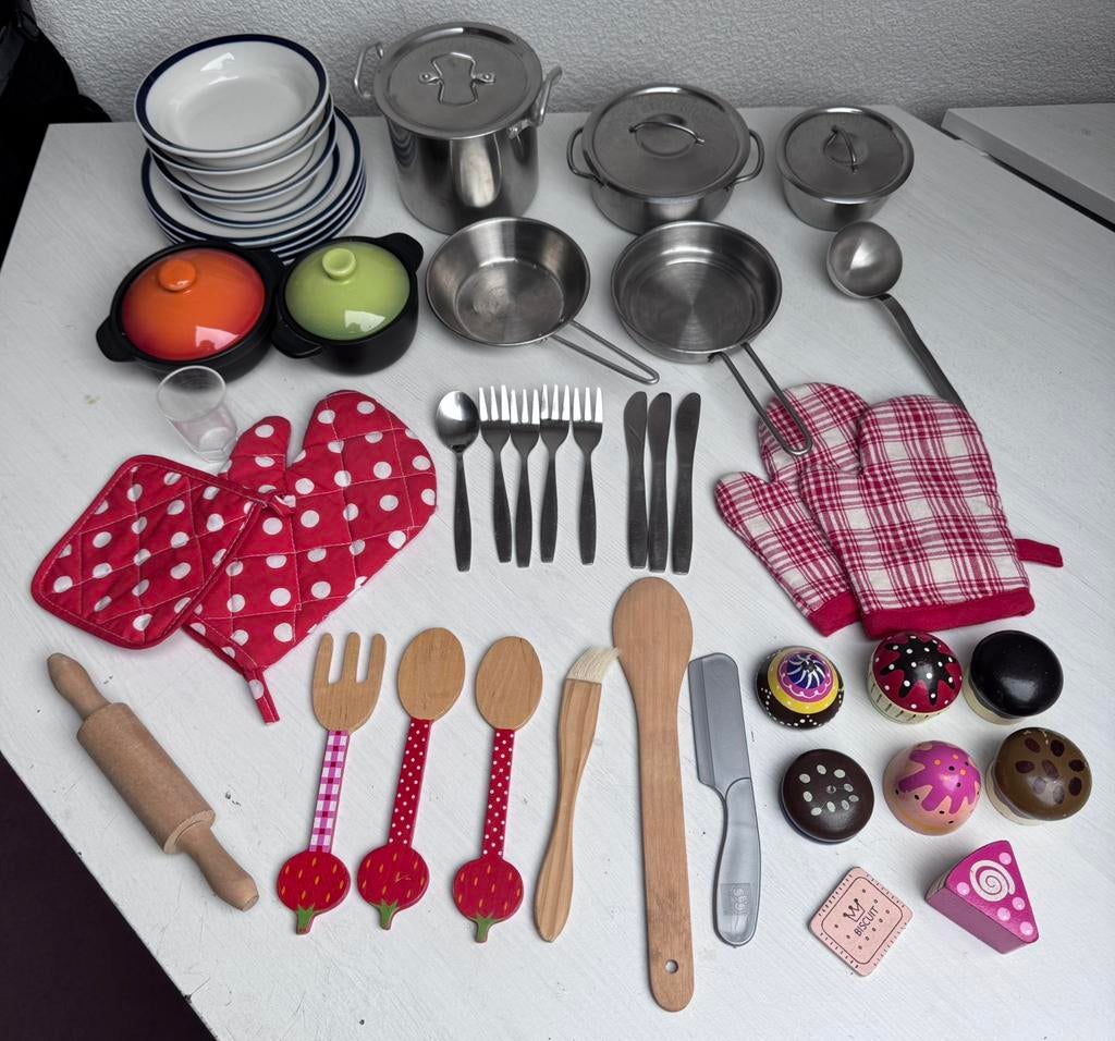 Leuke kinder speelkeuken bestek, borden, pannen, gebakjes, Ophalen of Verzenden, Zo goed als nieuw