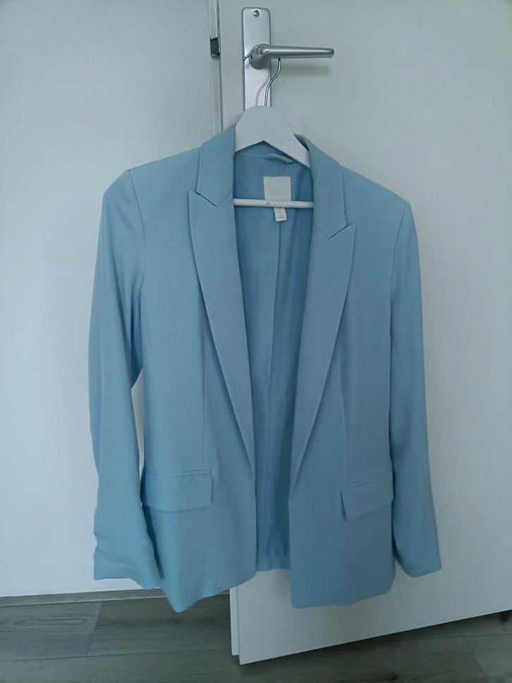 Baby blauw colbertje - H&M - Maat 34 (XS), Kleding | Dames, Jasjes, Kostuums en Pakken, Zo goed als nieuw, Jasje, Maat 34 (XS) of kleiner
