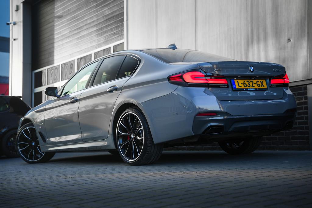 BMW 5 Serie 545e xDrive 395 pk Business Edition Plus M-Sport, Auto's, BMW, Gebruikt, Euro 6, 2000 kg, 120 €/maand
