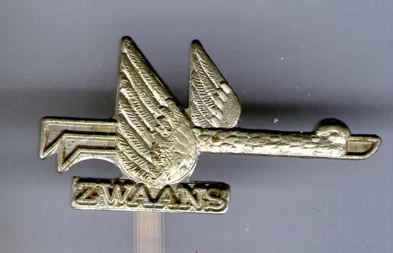 Zwaans zilverkleurig brandst0ffen speldje ( M_064 ), Verzamelen, Speldjes, Pins en Buttons, Verzenden, Zo goed als nieuw, Transport