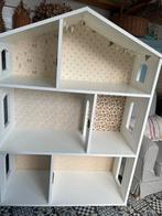 Groot houten poppenhuis met Maileg behang en schilderijtjes, Ophalen, Zo goed als nieuw, Poppenhuis