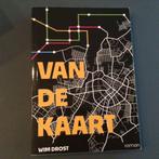 Wim Drost - Van de kaart, Boeken, Gelezen, Ophalen of Verzenden, Nederland, Wim Drost
