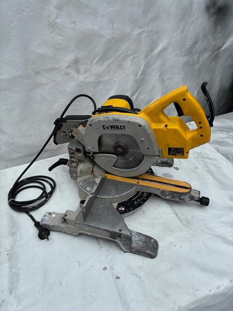 DeWalt Afkortzaag 1600W - Krachtig en Betrouwbaar, Gebruikt, DeWalt, Ophalen of Verzenden, Afkortzaag