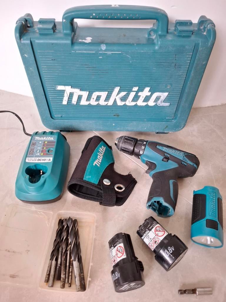 Makita DF330D accuboormachine set 10,8V holster lamp 2 accus, Ophalen, Gebruikt, Boor- en Schroefmachine
