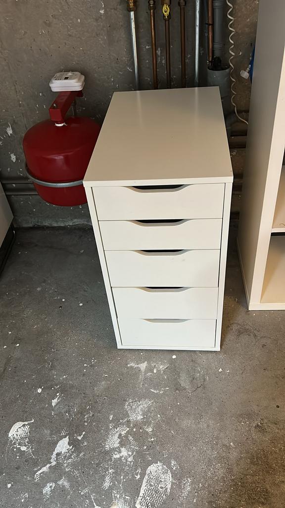 Witte ladekast met 5 lades Ikea Alex ladekast, Huis en Inrichting, Kasten | Ladekasten, Overige materialen, Minder dan 50 cm, Gebruikt
