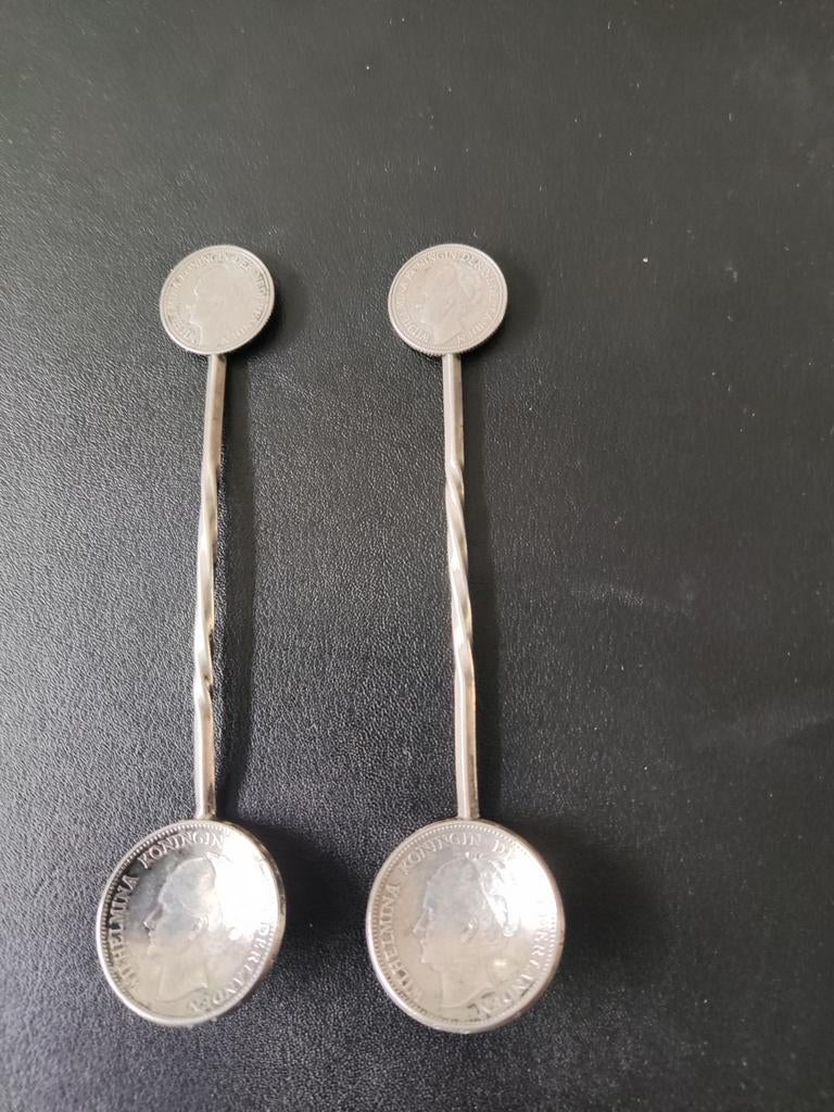 2 zilveren lepeltjes van munten met Wilhelmina, Ophalen