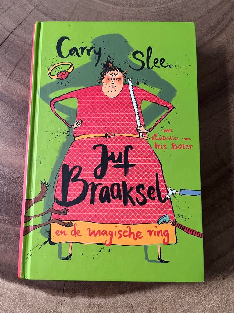 Juf Braaksel en de magische ring - Carry Slee, Boeken, Ophalen of Verzenden, Zo goed als nieuw, Fictie algemeen