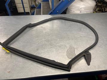 Portierrubber 4Deurs rechts-achter van een Tesla Model 3 beschikbaar voor biedingen