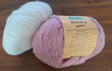 Mohair garen 2 dikke bollen roze en écru  beschikbaar voor biedingen