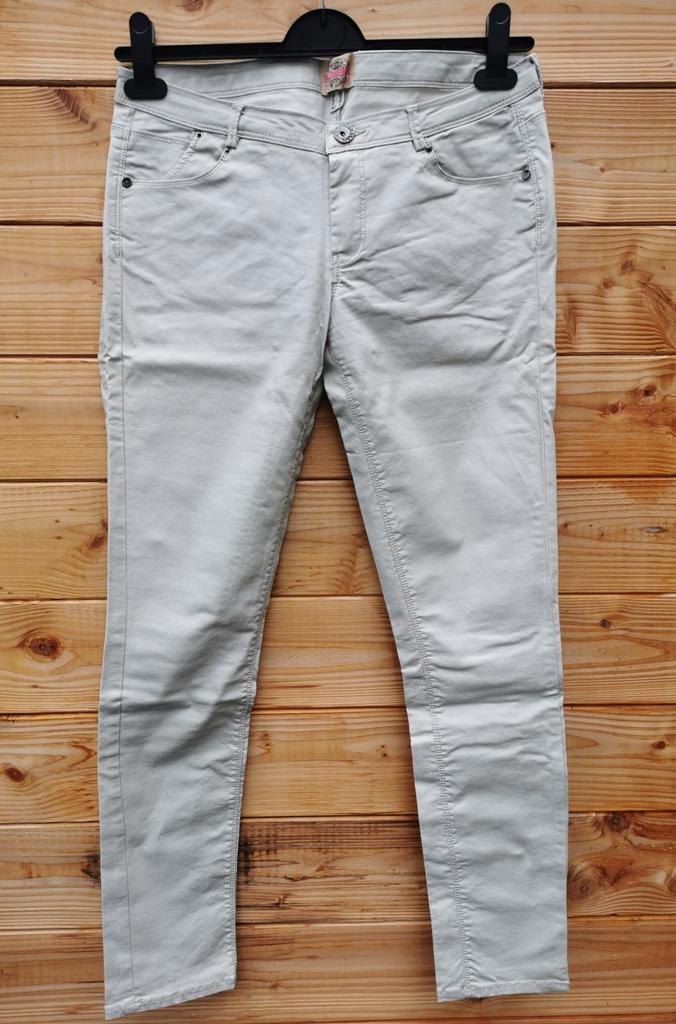 Bershka coated jeans mt. 40, Kleding | Dames, Spijkerbroeken en Jeans, Zo goed als nieuw, W30 - W32 (confectie 38/40), Overige kleuren