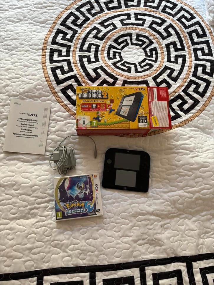 Nintendo 2DS  zwart blauw + Pokemon Moon, Spelcomputers en Games, Spelcomputers | Nintendo 2DS en 3DS, Zo goed als nieuw, 2DS