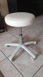 Verstelbaar krukje zitting wit skyleer, Ophalen, Zo goed als nieuw, Hout