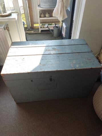 Antieke vintage brocante grijsblauwe kist beschikbaar voor biedingen